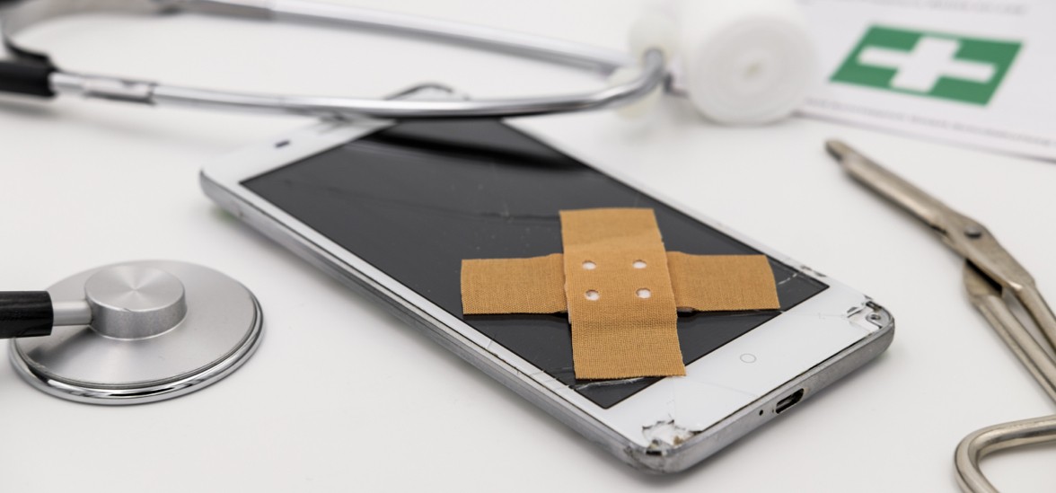 Imágen de un telefono en reparación